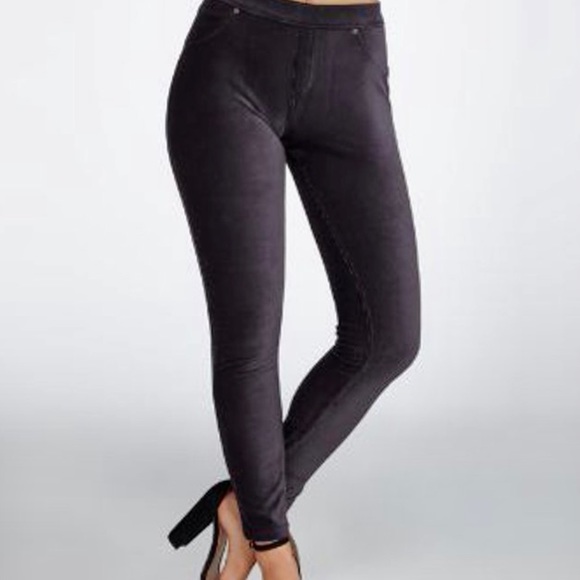 HUE Pants - NWOT HUE Black Corduroy Leggings